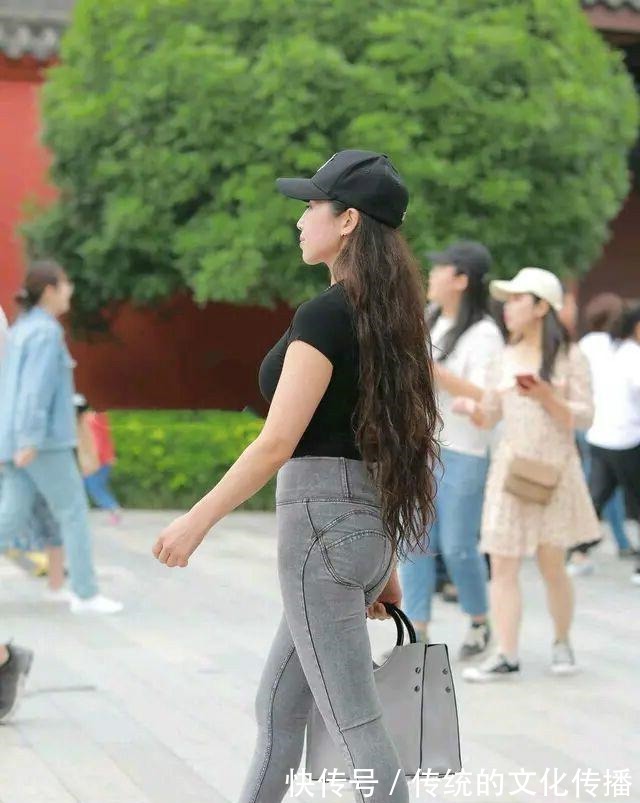 单品 黑色长款风衣搭配灰色手提包，不能仅仅的依赖单品，配饰也重要！