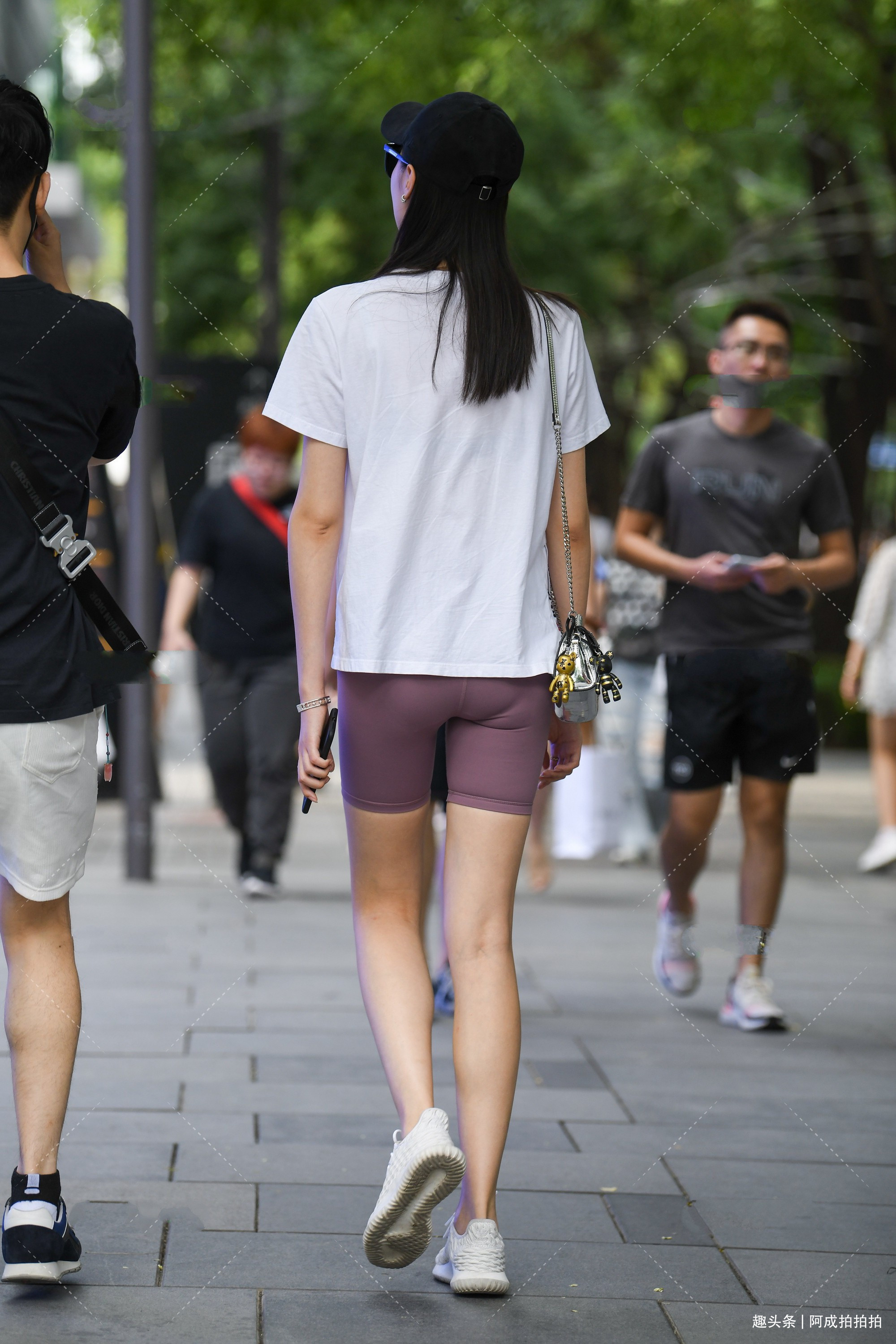 减龄|纯白T恤简单百搭,紫色运动短裤修身时尚,减龄又洋气