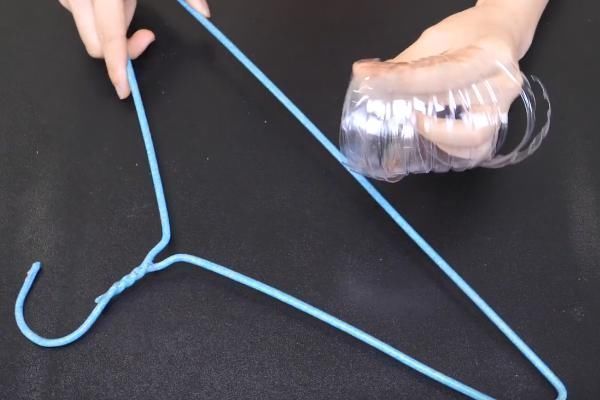 晾晒|衣架上挂一个塑料瓶,放在阳台太实用了,解决了千家万户的烦恼!