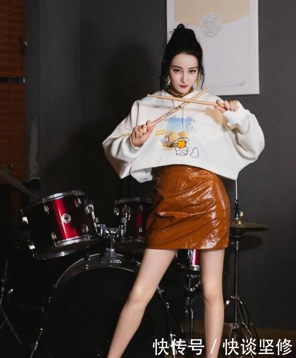 这才是早春流行的穿搭:“卫衣+半身裙” , 显高显瘦又不拖沓