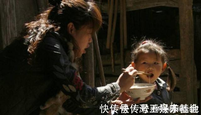 父母|母女俩吃牛肉面刚结账,老板就断言:这妈妈估计老了要睡大街