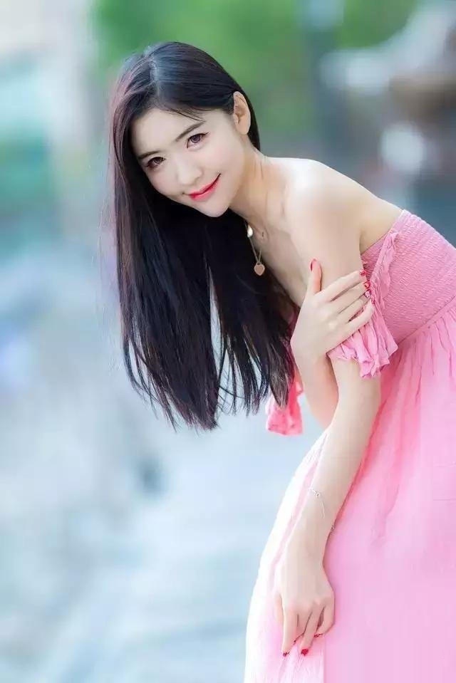 抹胸|时尚街拍一字肩的抹胸粉色连衣裙，性感而优雅