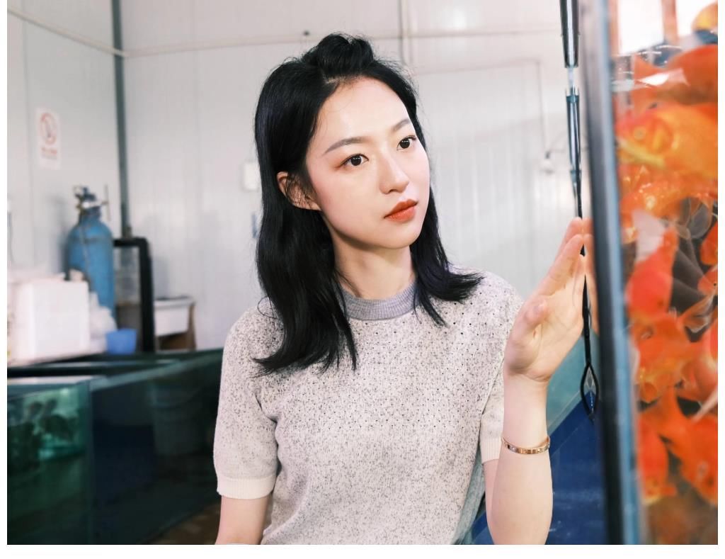 《我們戀愛(ài)吧》四位女嘉賓同框，陳霜慧成熟性感，何丹妮令人驚艷