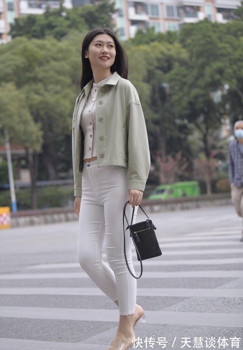 衬衣 天然一段风韵,平生万种风情,白色修身裤搭配燕尾衬衣的迷人穿搭