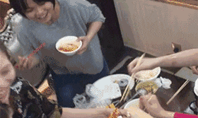 低估|搞笑GIF段子:妹纸低估了自己的体重啊