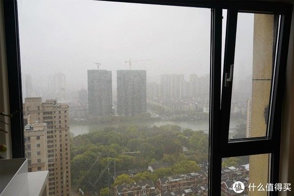 蓝宝|超级大玩家 篇十一：江南多雨水、如何常年保持大落地窗窗明几净？唯一靠谱的或许只有擦窗机了