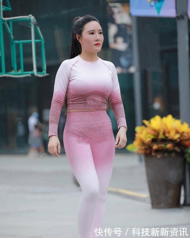 连衣裙 瘦中有“肉”的瑜伽裤美女,充满了休闲的气息,身材真好!