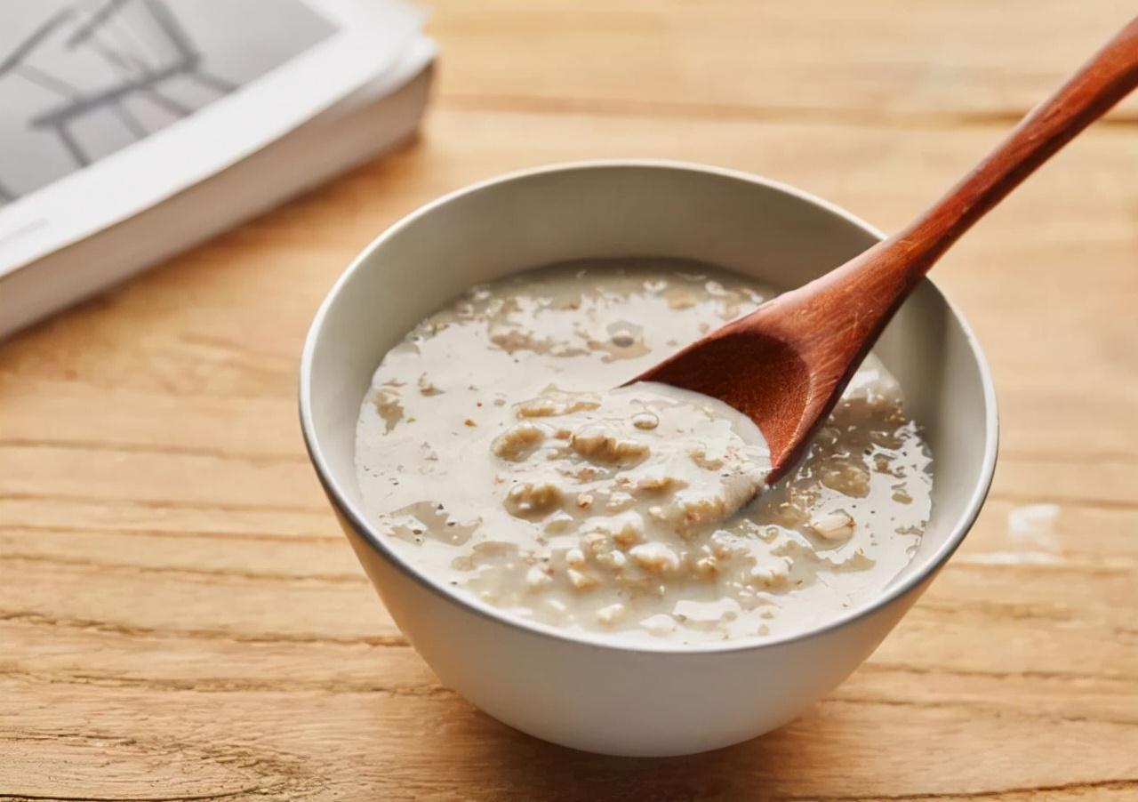 燕麦片|吃早餐时不仅要少喝大米粥,医生建议:下面4种食物也少吃