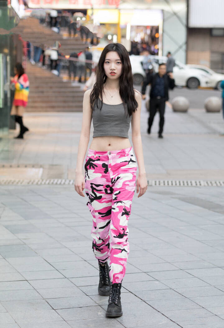 街拍:穿着清凉的美女,一件紧身露脐T恤,轻松秀出马甲线!