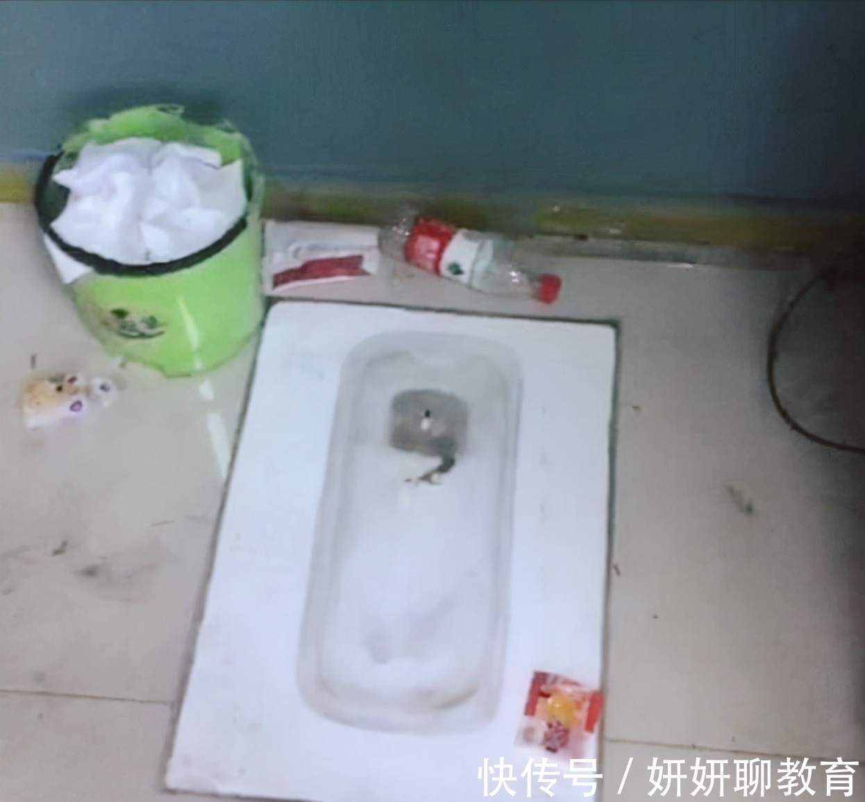 美术生&美术老师上课很尴尬,没收的手机是学生画的,网友:实力堪比老师