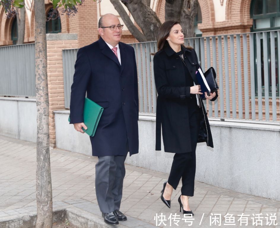 协调感 西班牙王后无惧衰老,大衣里裹西装保暖到位,白发明显气质也高贵