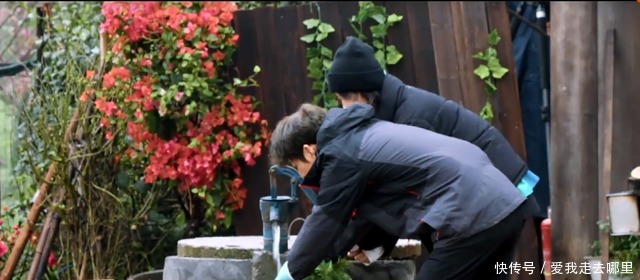 何炅|张子枫双手拿碗跟张艺兴碰,在哥哥面前敷面膜泡脚,没有少女架子