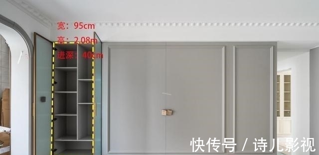 墙板|电视墙长4米多,铺护墙板提升颜值,内嵌玻璃柜增收纳,简单利落