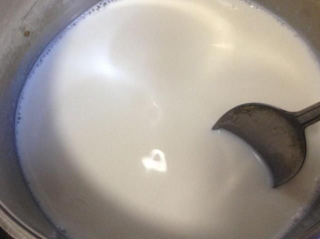 1盒牛奶，3个蛋黄，做成孩子最爱吃的甜品，香甜嫩滑，营养丰富