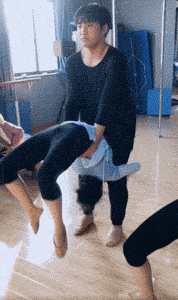 |搞笑GIF：女生为了防晒，什么事都做的出来！