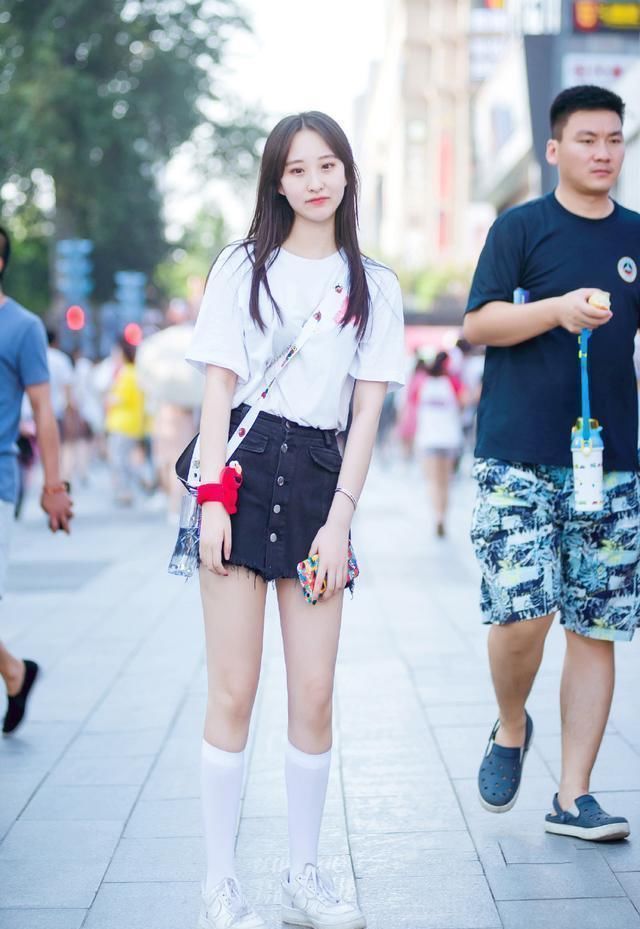 经典的“黑白配”总是穿出路人感学街头达人的穿搭,时髦洋气