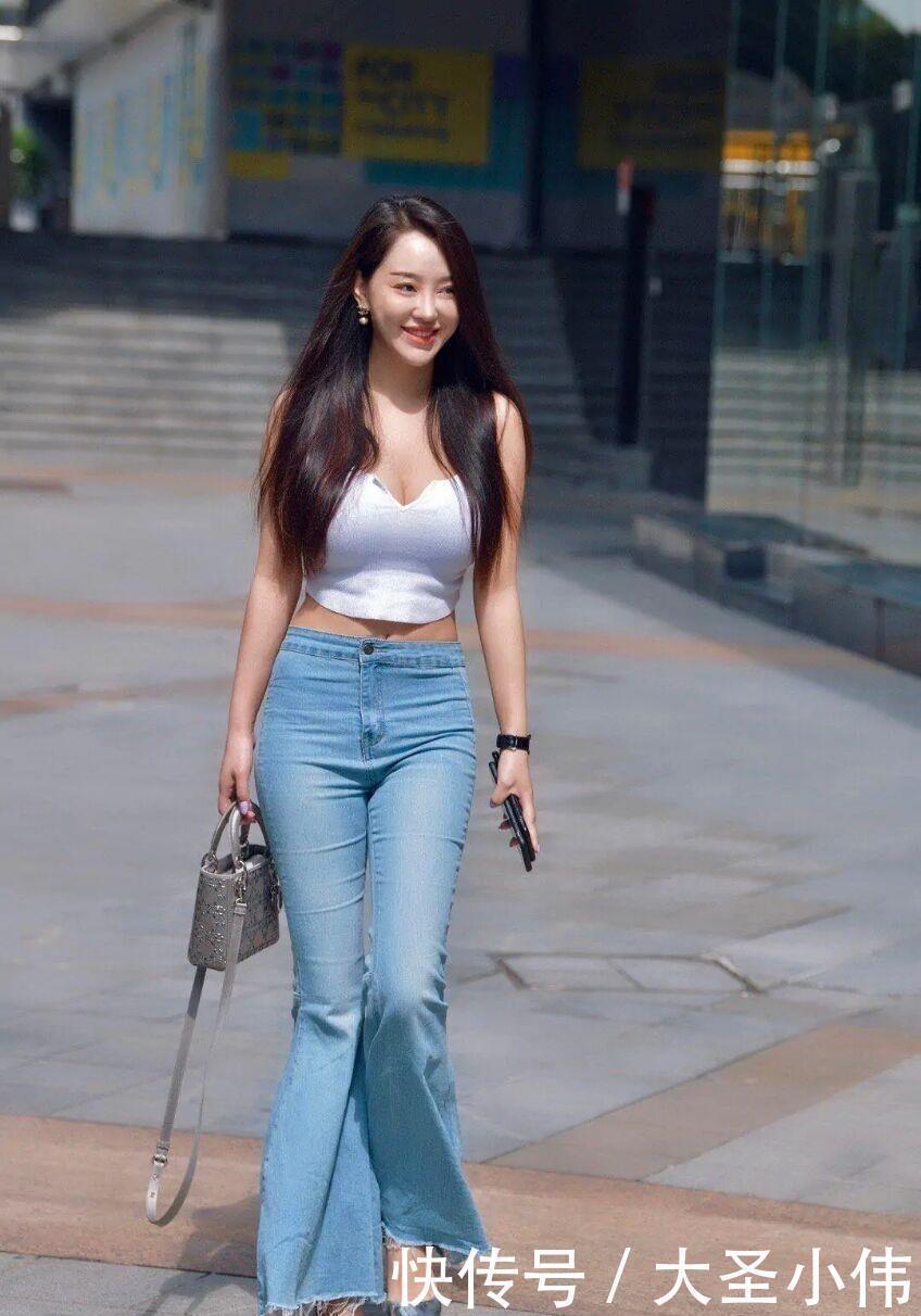 美女街拍可别小看了“喇叭裤”,“大胯肩宽”就要这么穿,才更有女人味