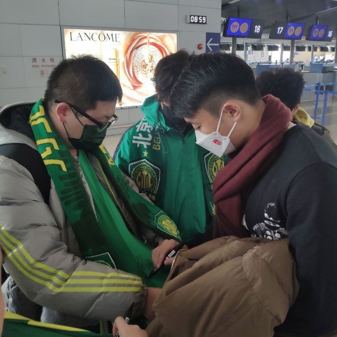 国安俱乐部|国安球迷前来送行!李磊启程飞往瑞士 临别感言希望为中国足球出份力
