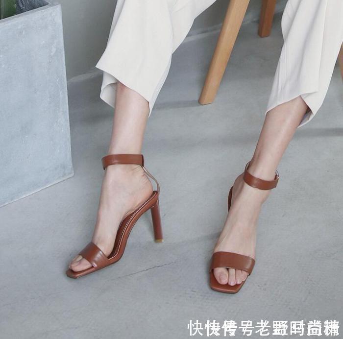 轻松|简约的一字带高跟鞋,穿脱轻松方便,散发出温柔的女人味