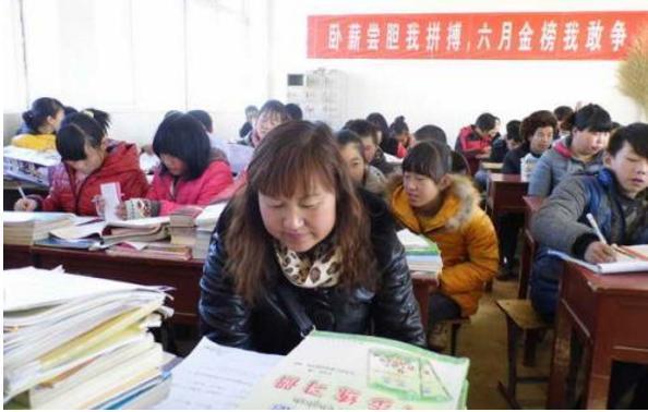 学生家长|小学生家长会“姓名牌”留言火了,内容过于真实,满满都是求生欲