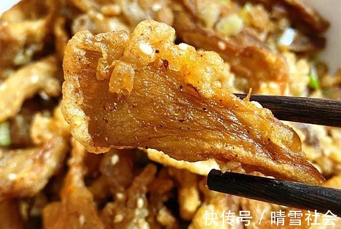 干炸蘑菇怎么做才酥脆？牢记3窍门，干香酥脆味道好，回回吃不腻