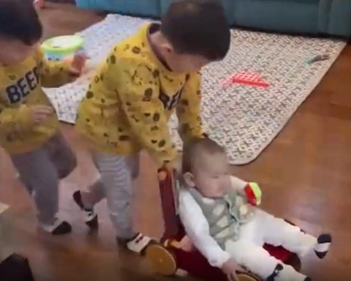 九个月|儿子每天被两个哥哥带着玩,9个月已经会走路了,网友:被迫营业