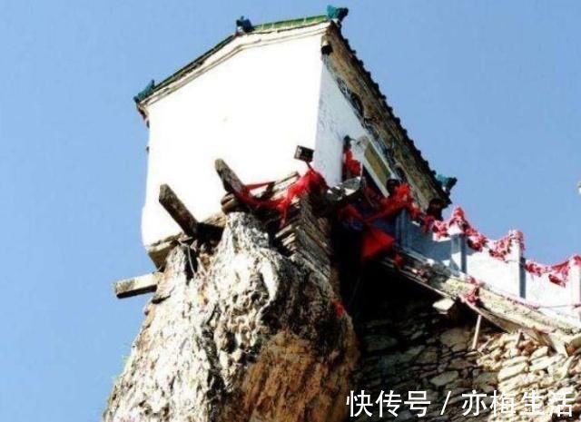 屹立|建在悬崖上的房子，三面悬于万丈深渊，却屹立500年不倒