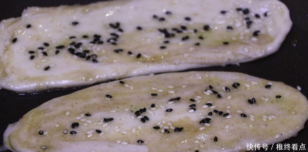 这是椒盐酥饼的做法,咸香可口,外皮超酥,轻轻一碰就掉渣