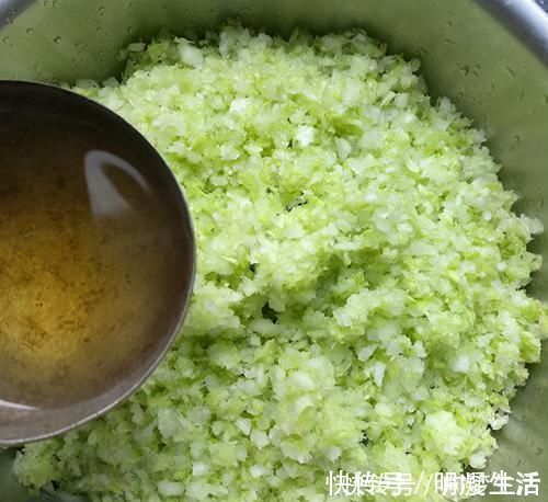 调白菜馅，切碎直接拌馅是大错！多做2步，入味不出水，鲜嫩多汁