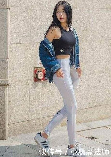 美女穿搭紧致打底裤展现迷人的身材,尽显潮流风范