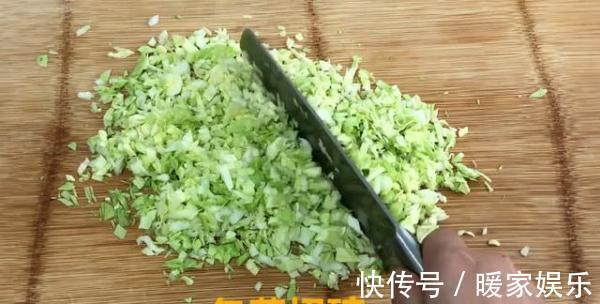 美味|包菜不要炒着吃了,加3个鸡蛋这样做,全家人都爱吃,营养美味!