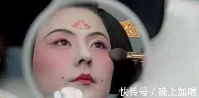 女性!古代女子用胭脂伪造酒窝,外国女性则用酒窝制造器,美丽不分国界
