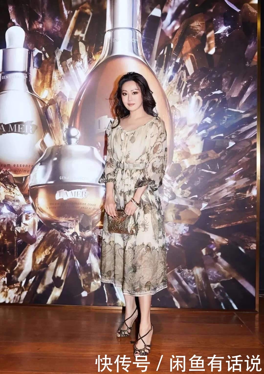 贵妇|微胖的章小蕙才是真贵妇,穿红色网纱裙成熟优雅,名媛气质藏不住