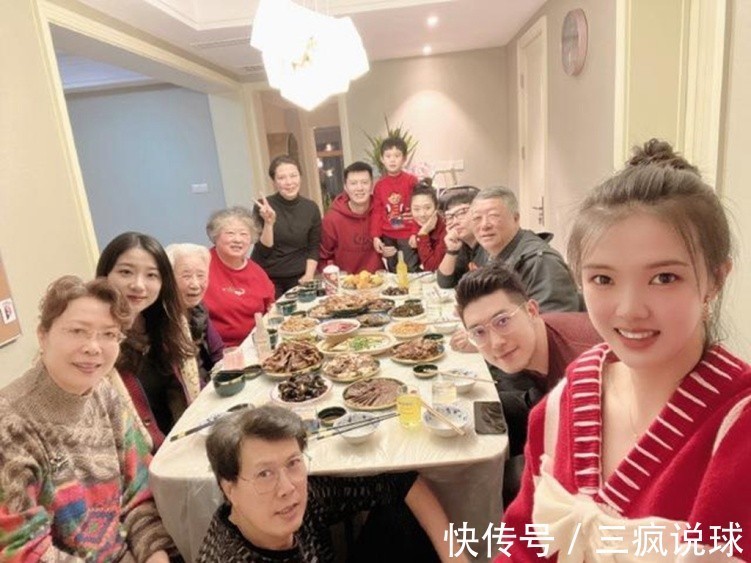 奥运会|张常宁1家13口聚餐过年!父亲+哥哥+老公皆帅气,4岁侄子身高出众