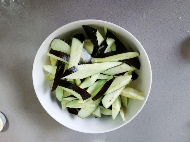 肉末茄子要好吃，光放酱油可不够，加上此种调料，一上桌就被抢光