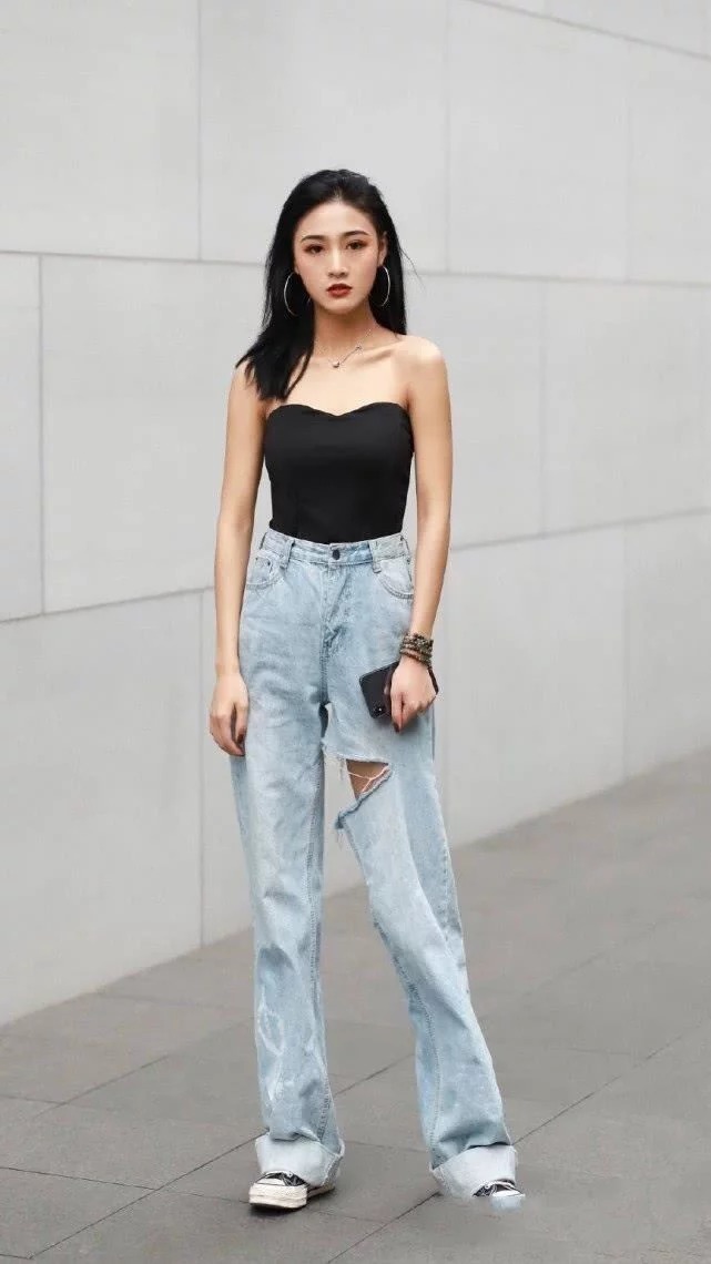 街拍:时尚靓丽的气质美女,灰色的连衣裙,很显优雅身姿