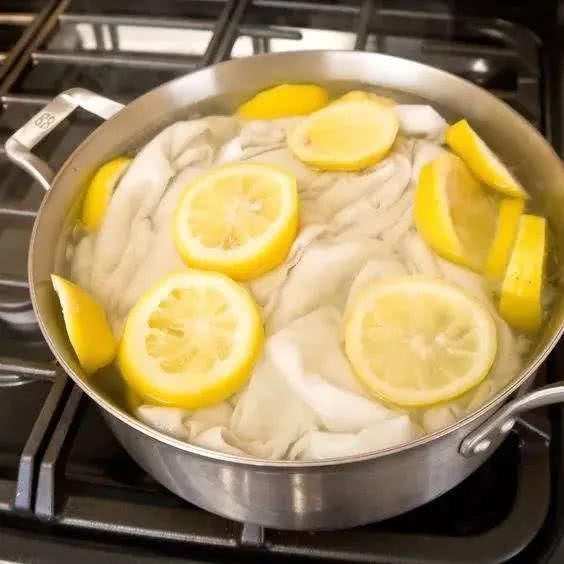 衣服发黄，别用漂白剂了，试试水里加点它，比新买的还干净