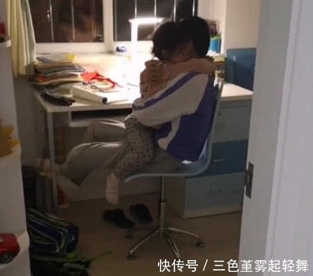 女儿被妈妈批评，跑到哥哥身边，事情有些暖心了