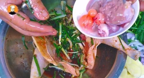 老刘|一整只鸡放进电饭煲,不放水不放油,出锅以后比烤鸡还好吃