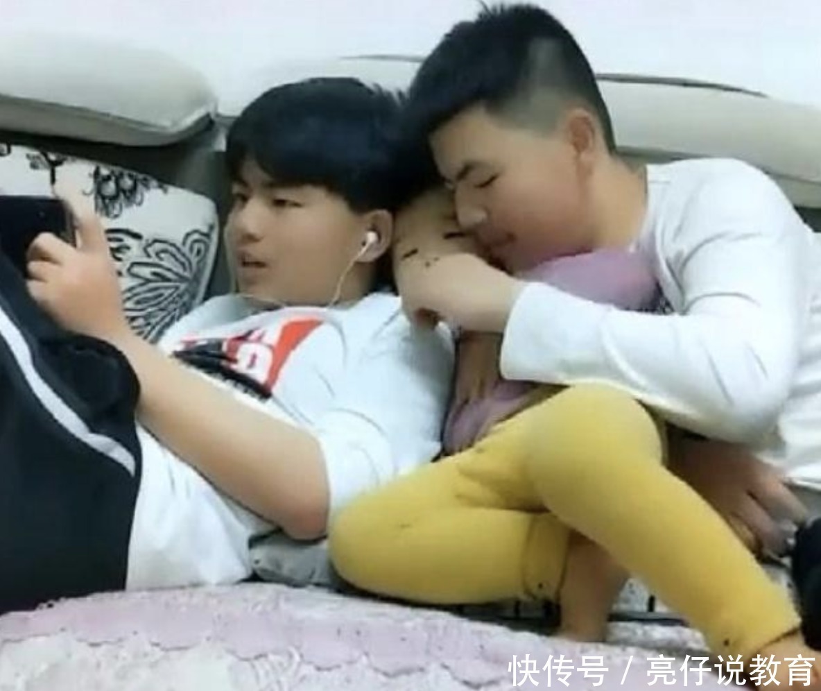 哥哥|有两个哥哥宠是一种什么体验？小萌娃的两个哥哥，太让人羡慕了