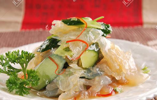  轻松|15道海蜇凉拌菜，肉质较厚，营养丰富，在家轻松做出餐厅的味道
