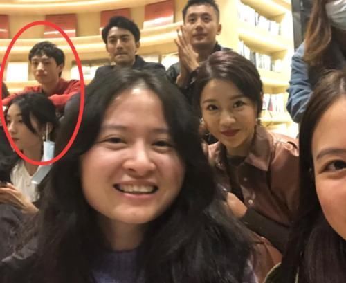 聚餐|《心动的信号》结束后聚餐，女四被男嘉宾包围，姚沐希却坐在角落