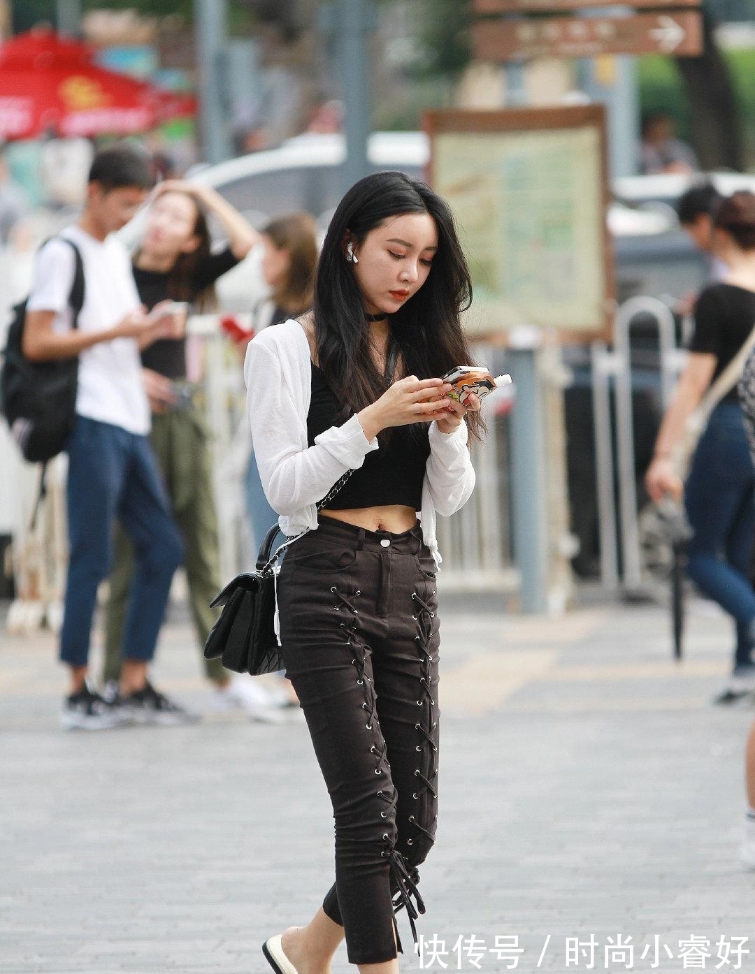 裙子 妹子嫌裙子不够精致,就“串上”一根鞋带,还能走得动吗