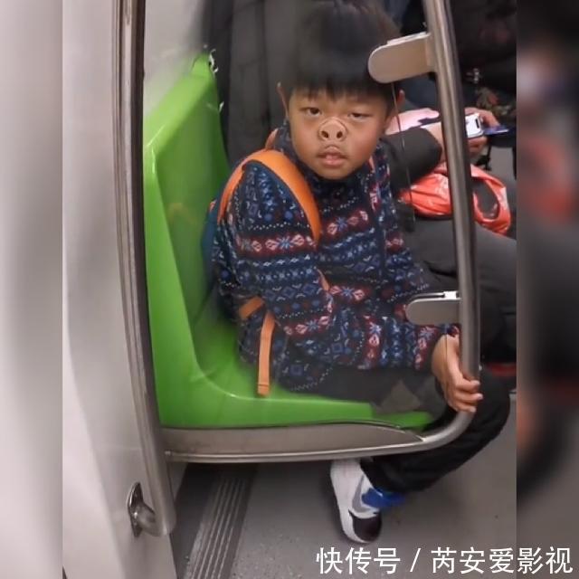 幽默|地铁“超幽默男孩”火了,网友忍不住笑出声:身价瞬间翻几倍