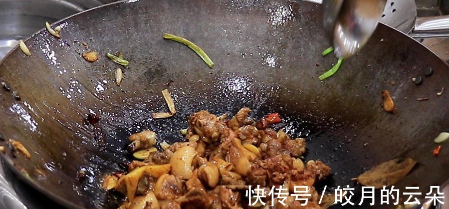 鸭块|鸭肉怎么焖才好吃厨师长教你做法，出锅鲜香四溢，鲜嫩入味！
