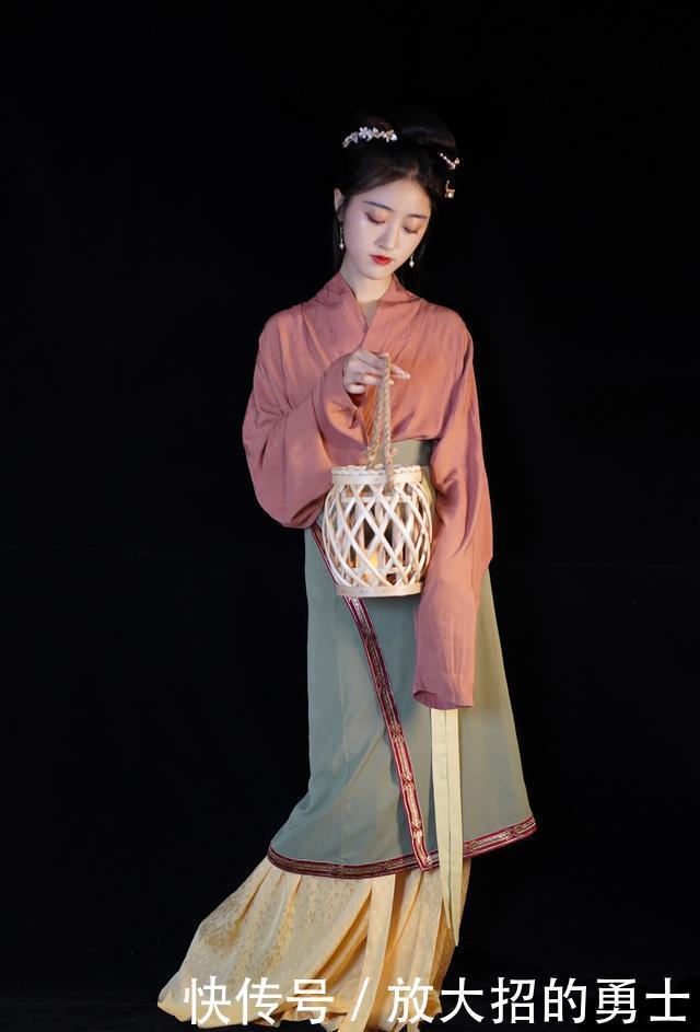 汉服|小姐姐“叠穿”汉服太惹眼,网友你是不是刚从壁画里出来