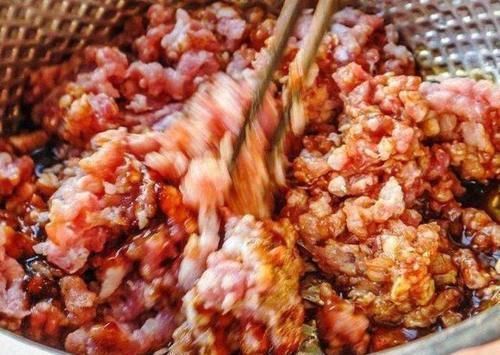 不管调什么饺子馅,放这3样,好吃的不得了,比饺子馆做得还香