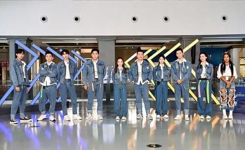 牛仔褲|有種“團結(jié)”叫跑男成員都穿牛仔褲，就不告訴吉克雋逸，就是玩兒