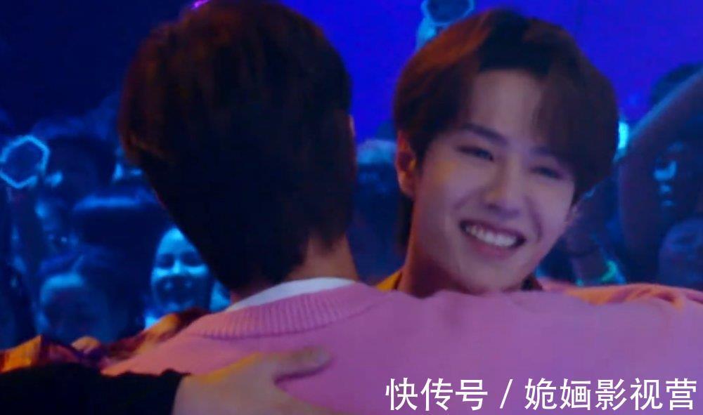 热舞|王一博节目热舞完,谁注意他第一个拥抱的是谁?两人关系不一般