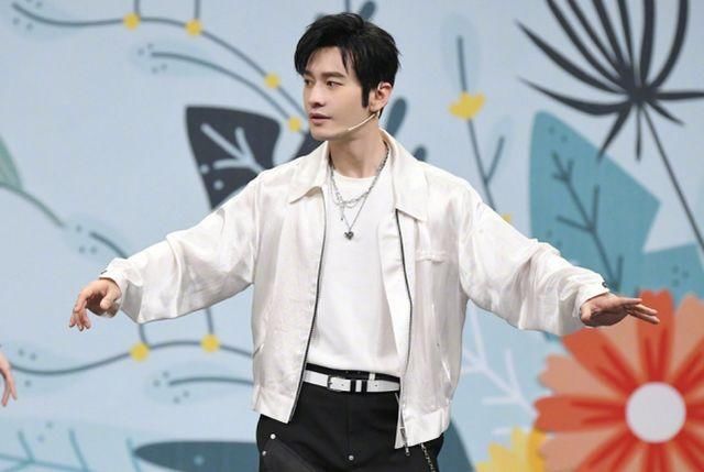 宋亚轩被惩罚淋水后，王牌家族无一人关心，只有黄晓明为其拿毛巾